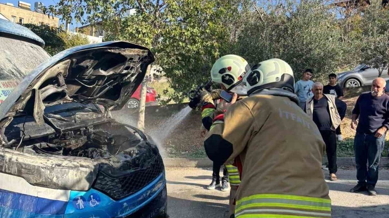 İskenderun'da minibüsün motoru yandı