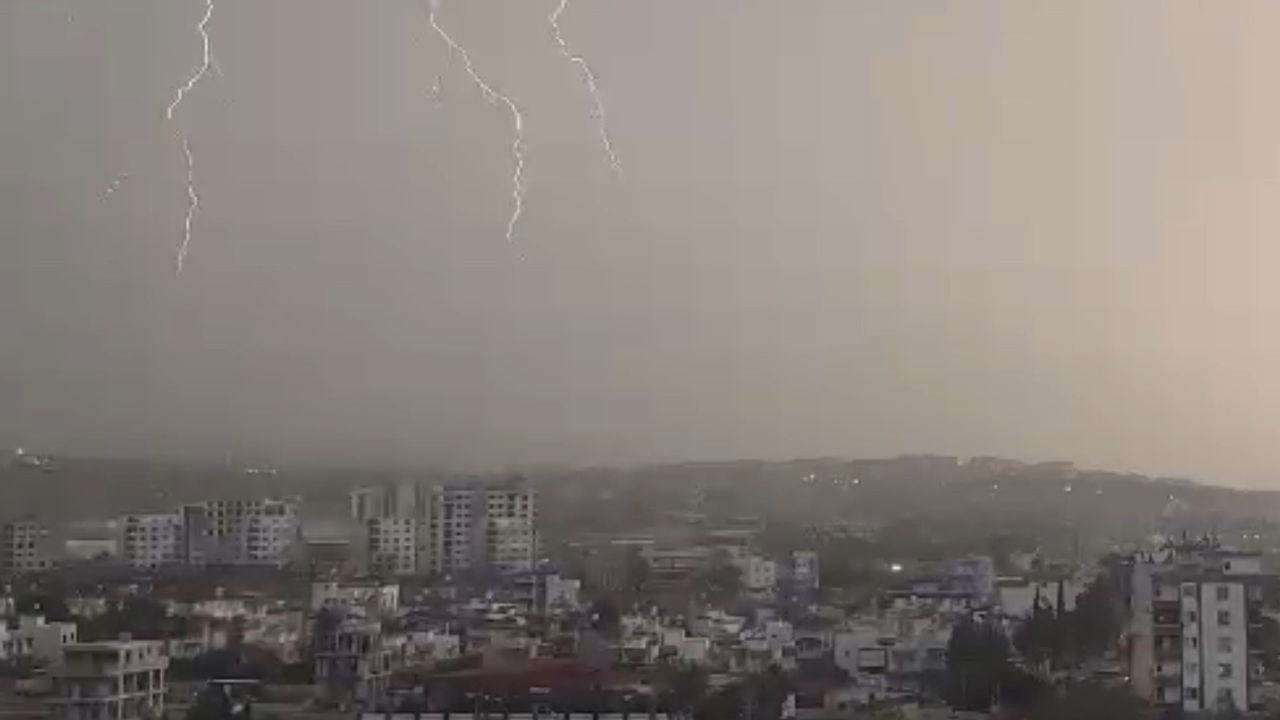 İskenderun’da sağanakta yıldırım cep telefonu kamerasında