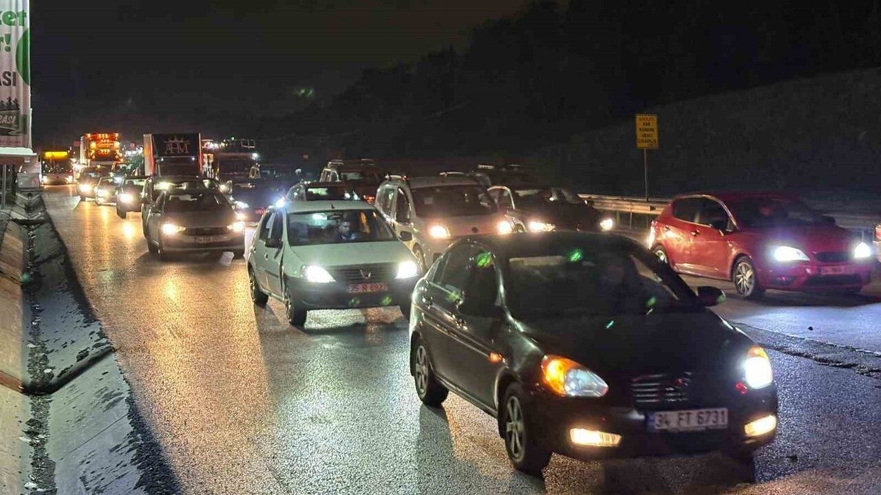 İSKİ’nin Habipler-Arnavutköy yolundaki 7. kazısı ulaşımı kilitledi