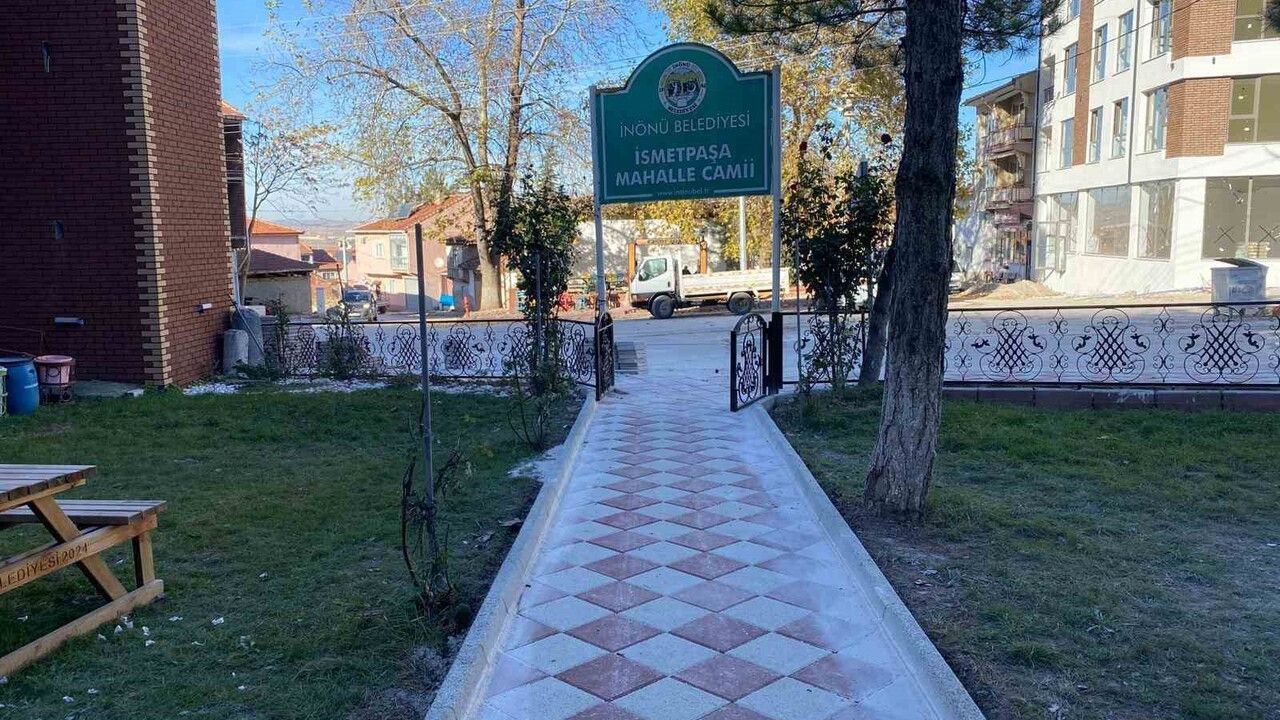 İsmetpaşa Camii çevresinde kaldırım ve peyzaj çalışmaları başladı