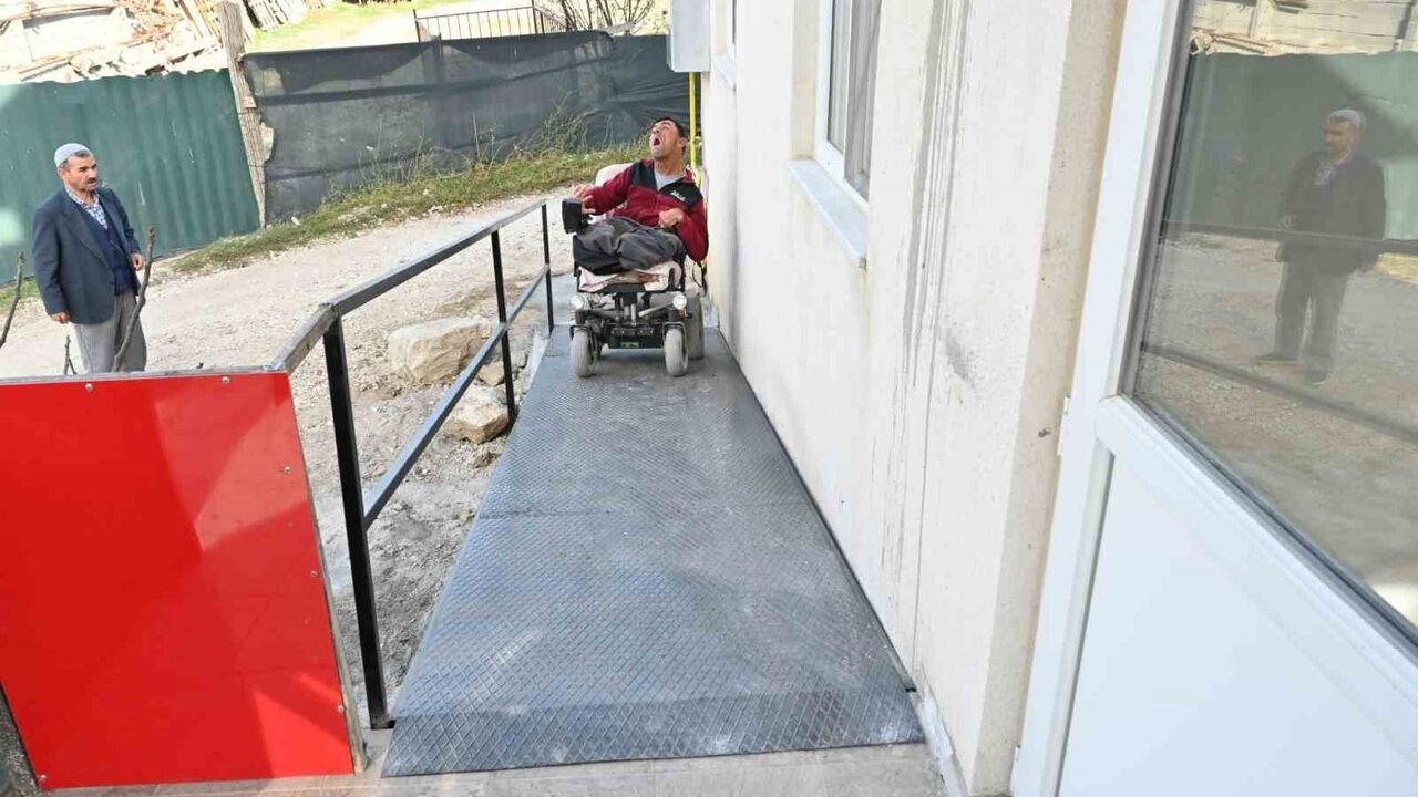 Isparta Belediyesi, Bozanönü’ndeki 49 yıllık zorluğu engelli rampasıyla sonlandırdı