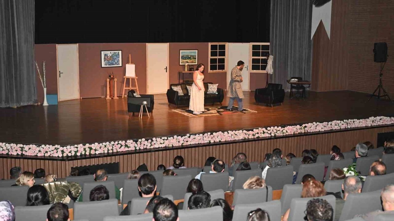 Isparta Belediyesi Şehir Tiyatroları "Eyvah Yine Karıştı" ile perdelerini açtı