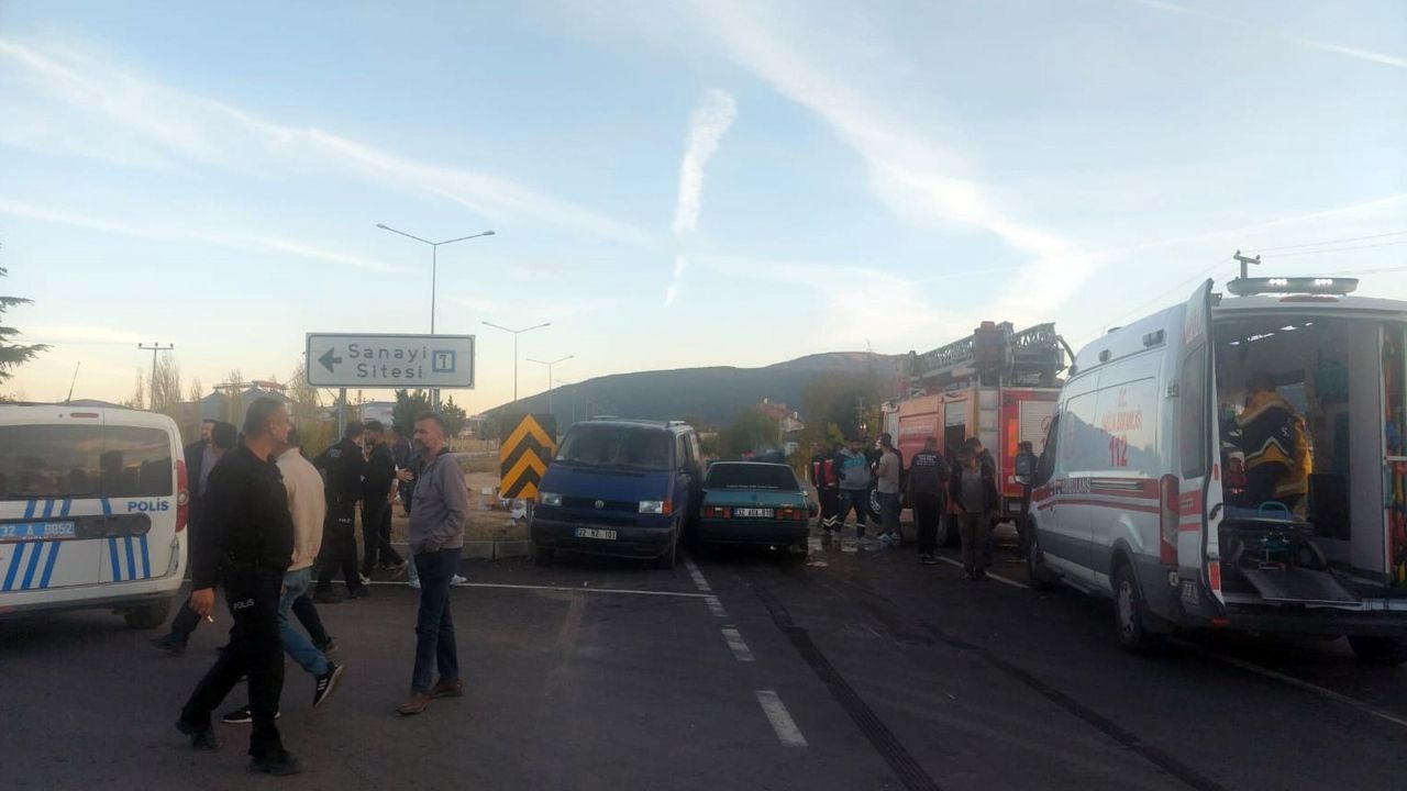 Isparta'da kavşakta çarpışma: Fiat Tofaş hurdaya döndü, 2 yaralı