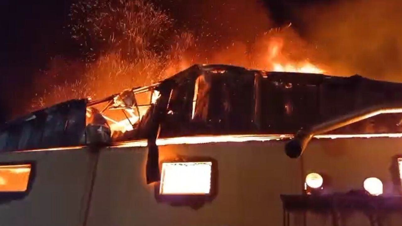 Isparta’da kereste fabrikası gece çıkan yangında tamamen kül oldu