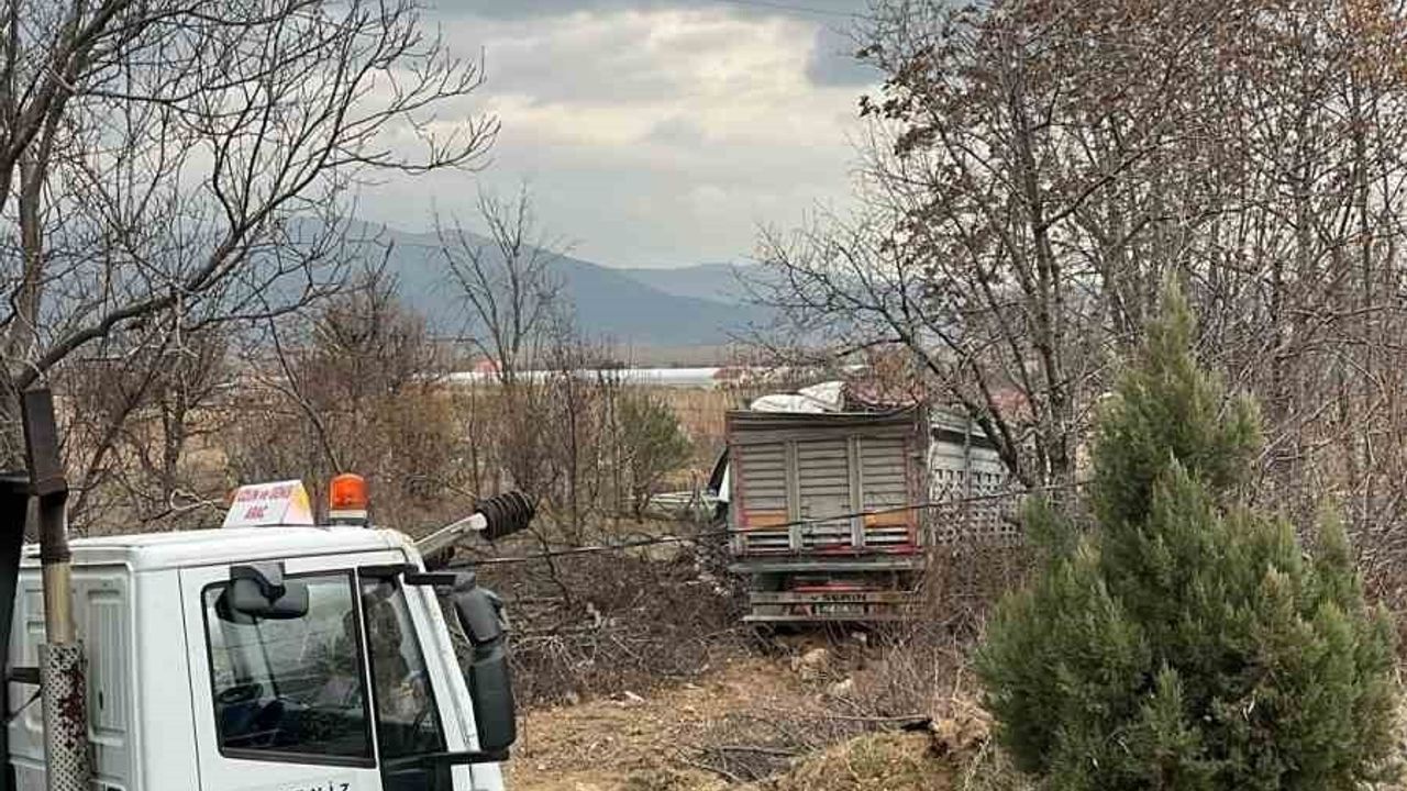 Isparta'da Kontrolden Çıkan TIR Bariyerlere Çarptı, 1 Yaralı