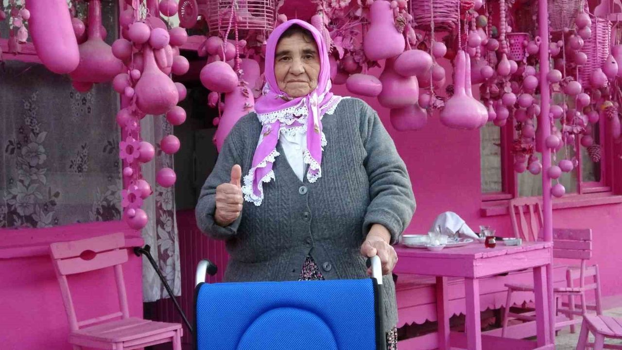 İsparta’nın Barbie’si akülü aracını pembeye boyamak istiyor