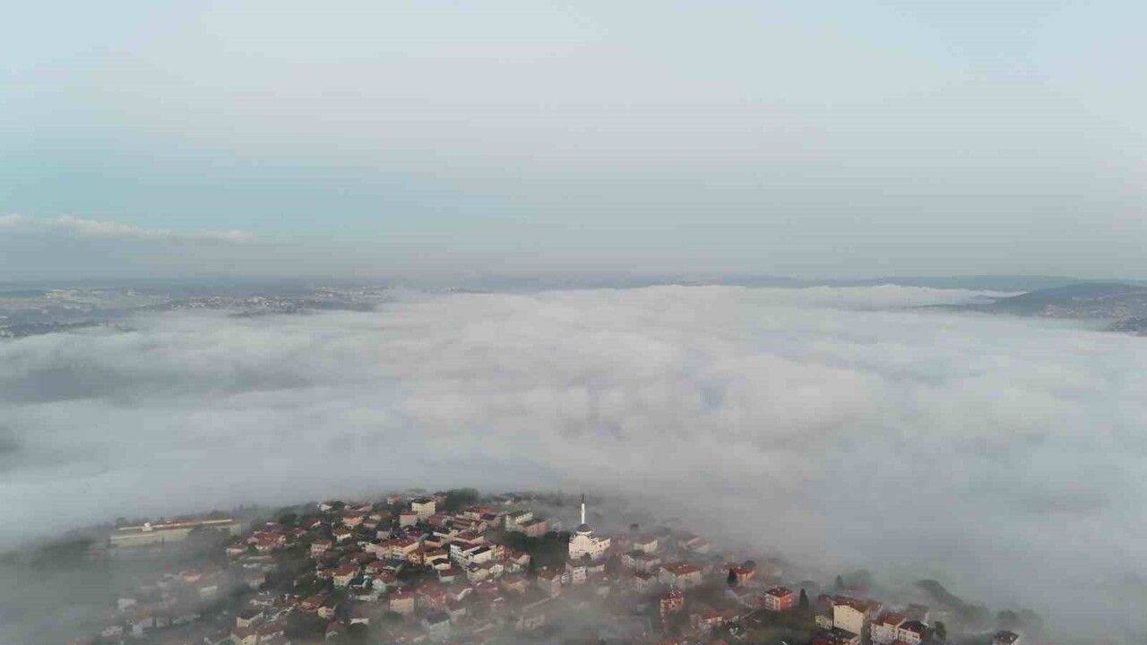 İstanbul Boğazı'nda Yoğun Sis Kartpostallık Görüntüler Yarattı