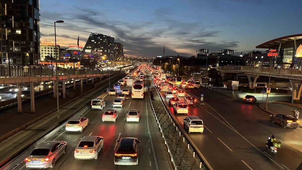 İstanbul'da akşam trafik yoğunluğu yüzde 85'e çıktı