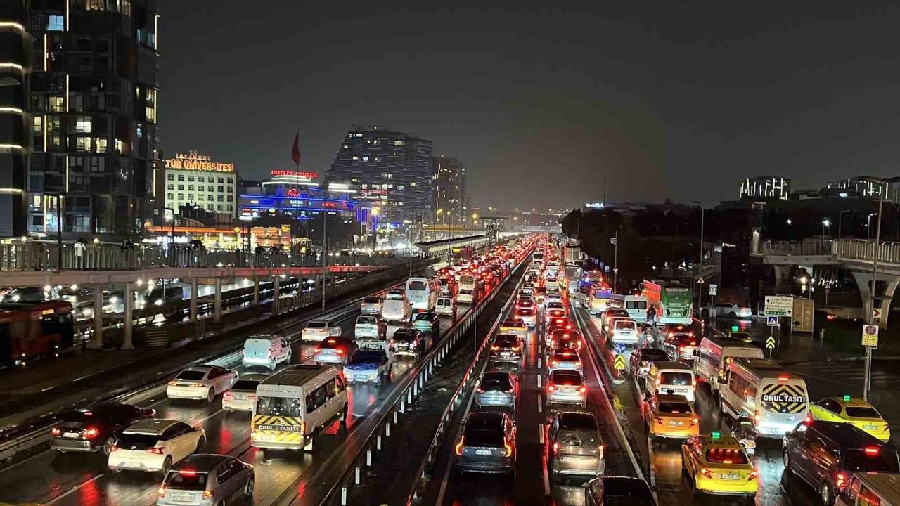 İstanbul’da akşam trafik yoğunluğu yüzde 89’a ulaştı