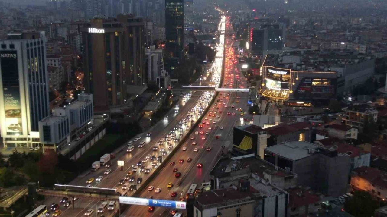 İstanbul'da Mesai Çıkışında Trafik Yoğunluğu Havadan Görüntülendi