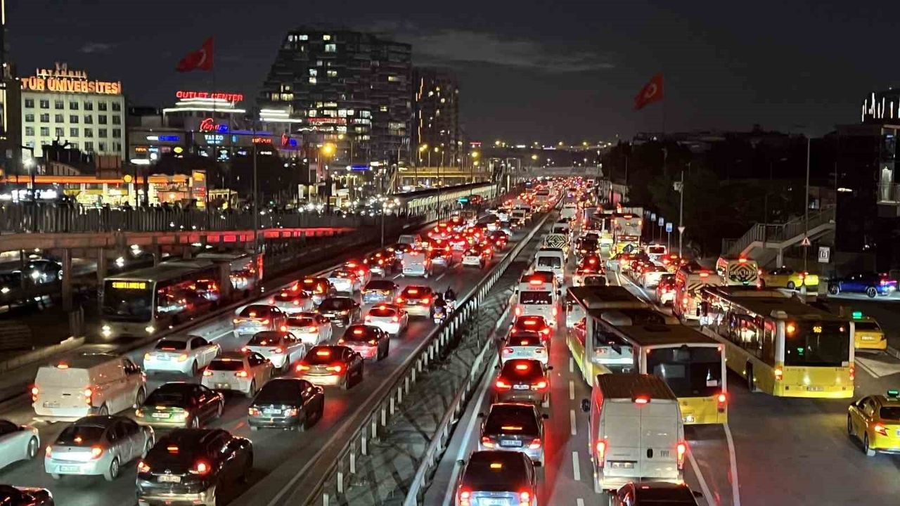 İstanbul'daki Akşam Trafik Yoğunluğu Yüzde 78'e Çıktı