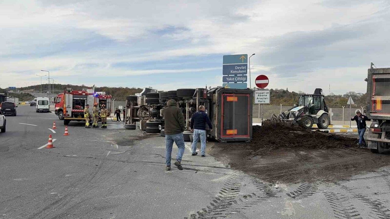İstanbul Havalimanı'nda gübre yüklü kamyon devrildi: Sürücü yaralandı