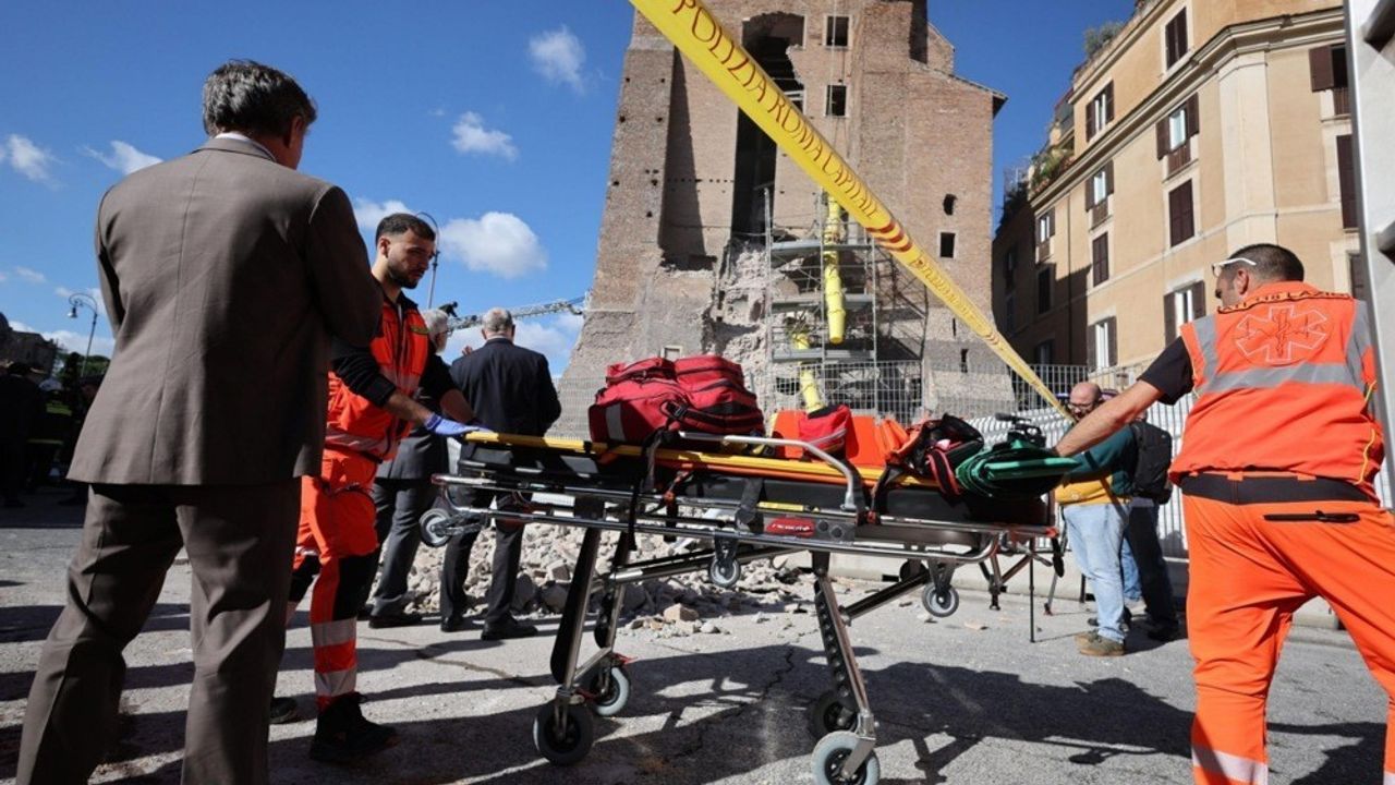 İtalya'da Tarihi Kule Çöktü, Bir İşçi Hayatını Kaybetti