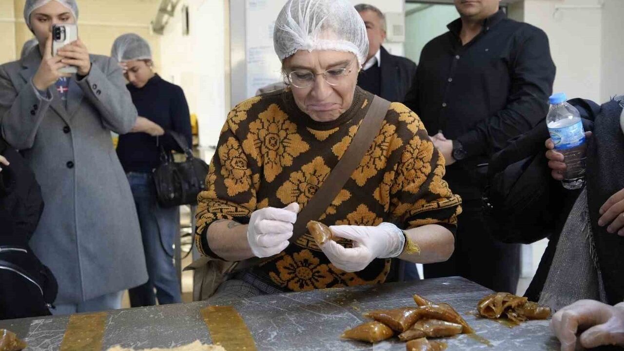 İtalyan Erasmus Öğrencileri Gümüşhane'de Pestil ve Köme Atölyesinde