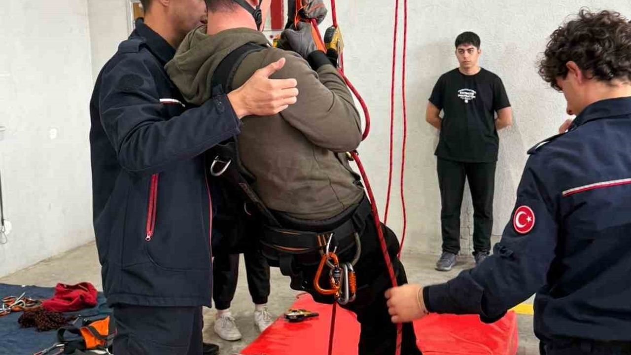 İtfaiyecilik öğrencileri Kocaeli Büyükşehir itfaiyesini ziyaret etti