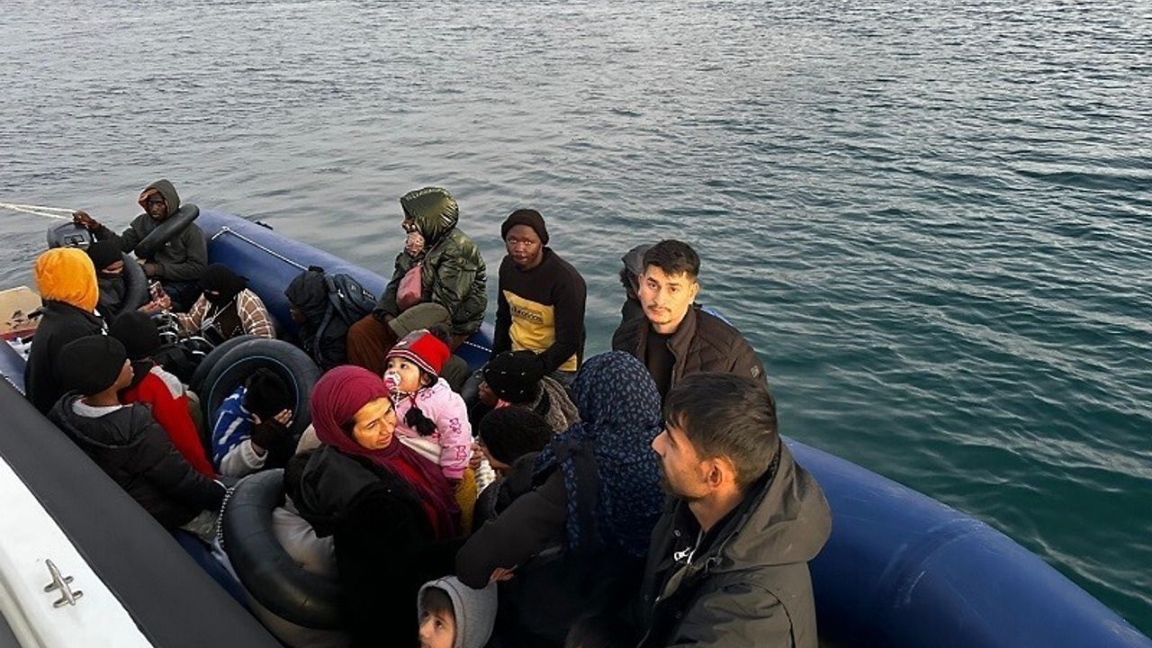 İzmir açıklarında 63 düzensiz göçmen yakalandı