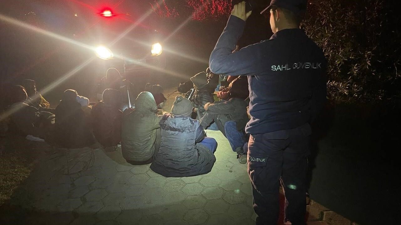 İzmir açıklarında düzensiz göçmen operasyonu: 18 yakalandı, 25 kurtarıldı
