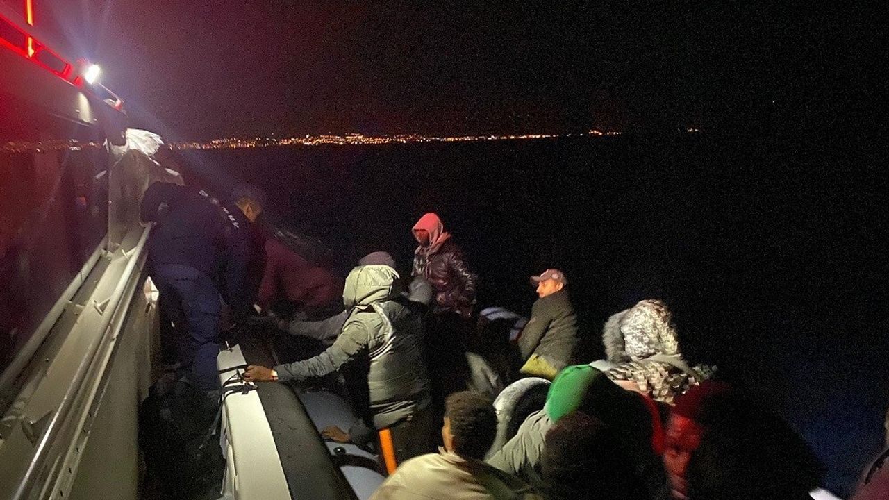 İzmir açıklarında iki operasyonda 23 düzensiz göçmen yakalandı, 20 kurtarıldı