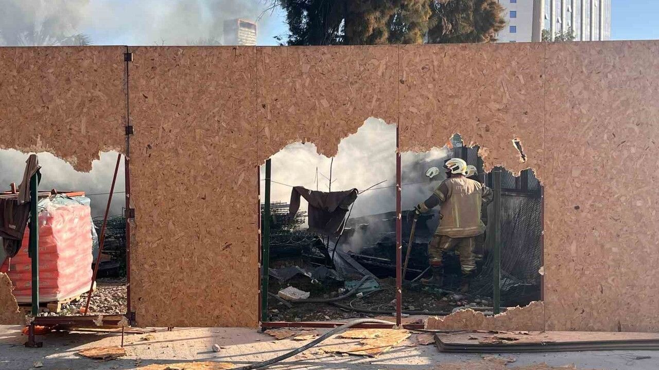 İzmir Bayraklı'da şantiyede yangın: Kara dumanlar yükseldi