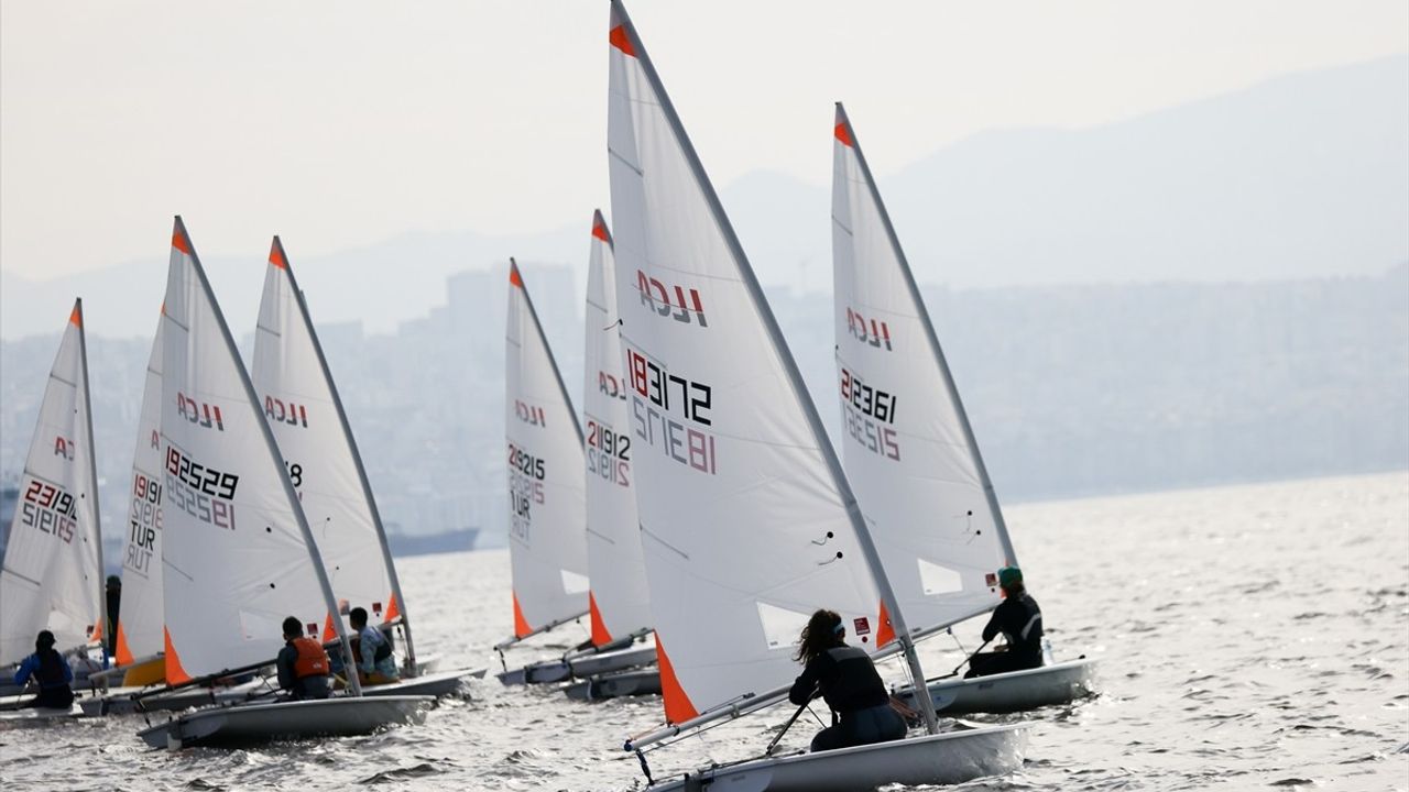 İzmir'de 29 Ekim Cumhuriyet Kupası Yelken Yarışları Tamamlandı