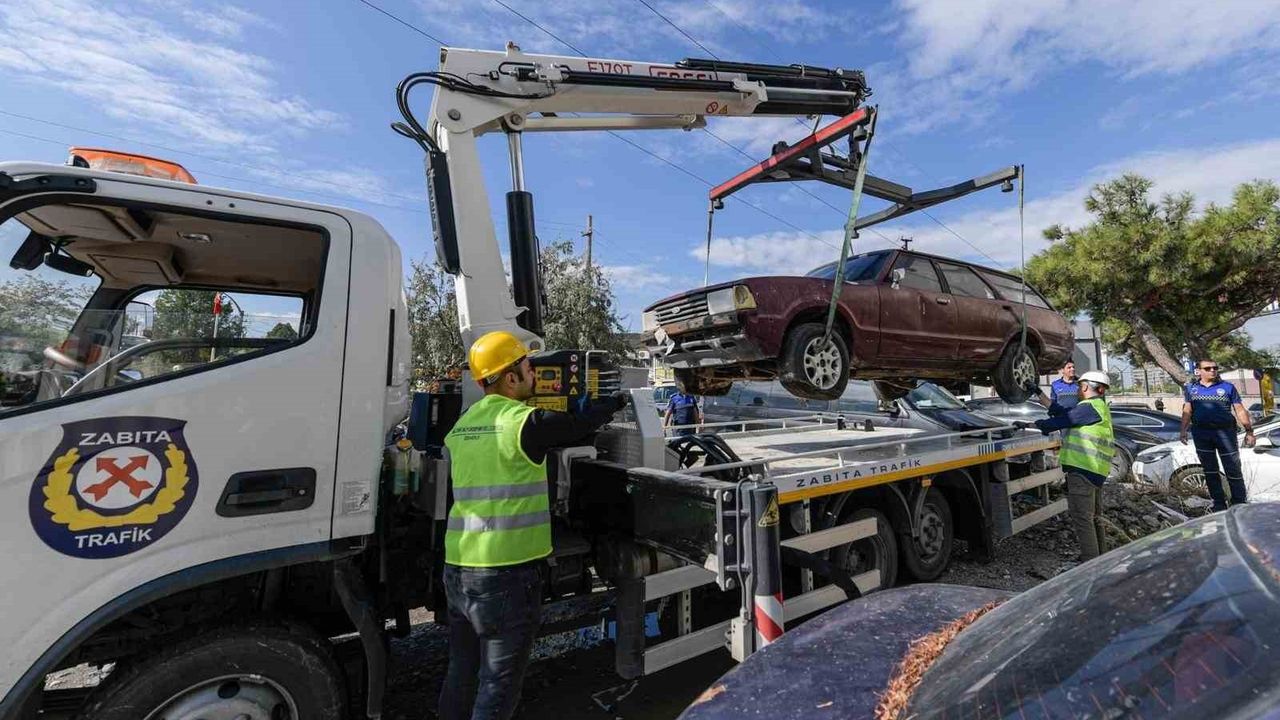 İzmir'de Hurda Araç Merkeziyle Terk Edilen Araçlar Ekonomiye Kazandırılıyor
