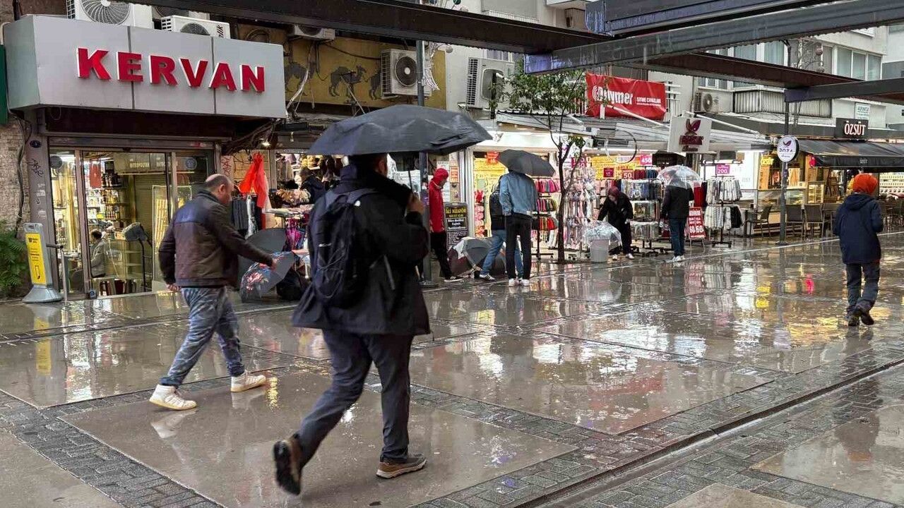 İzmir'de sağanak: Karaburun 154,5 kg/m ile en yüksek yağış