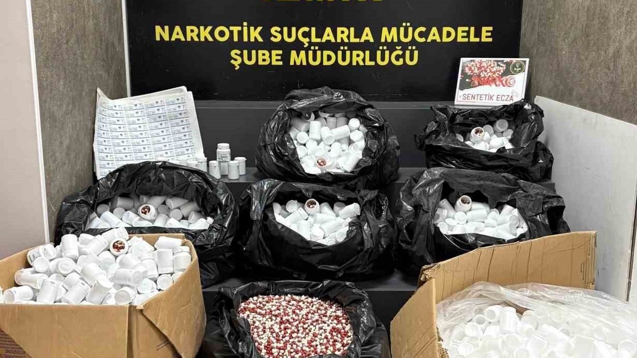 İzmir'de uyuşturucuya çifte darbe: 316 bin 760 ecza ve 29 kilo 596 gram metamfetamin ele geçirildi