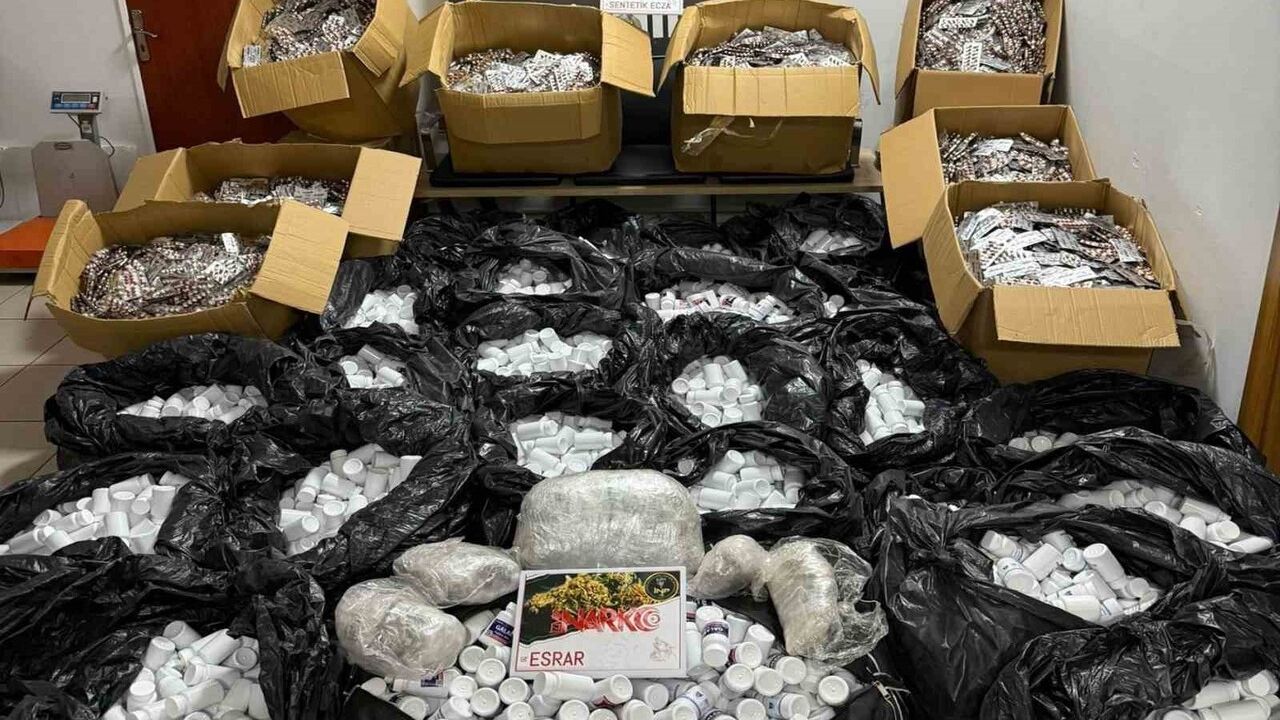 İzmir'de zehir deposuna baskın: 550 bin 32 hap ele geçirildi