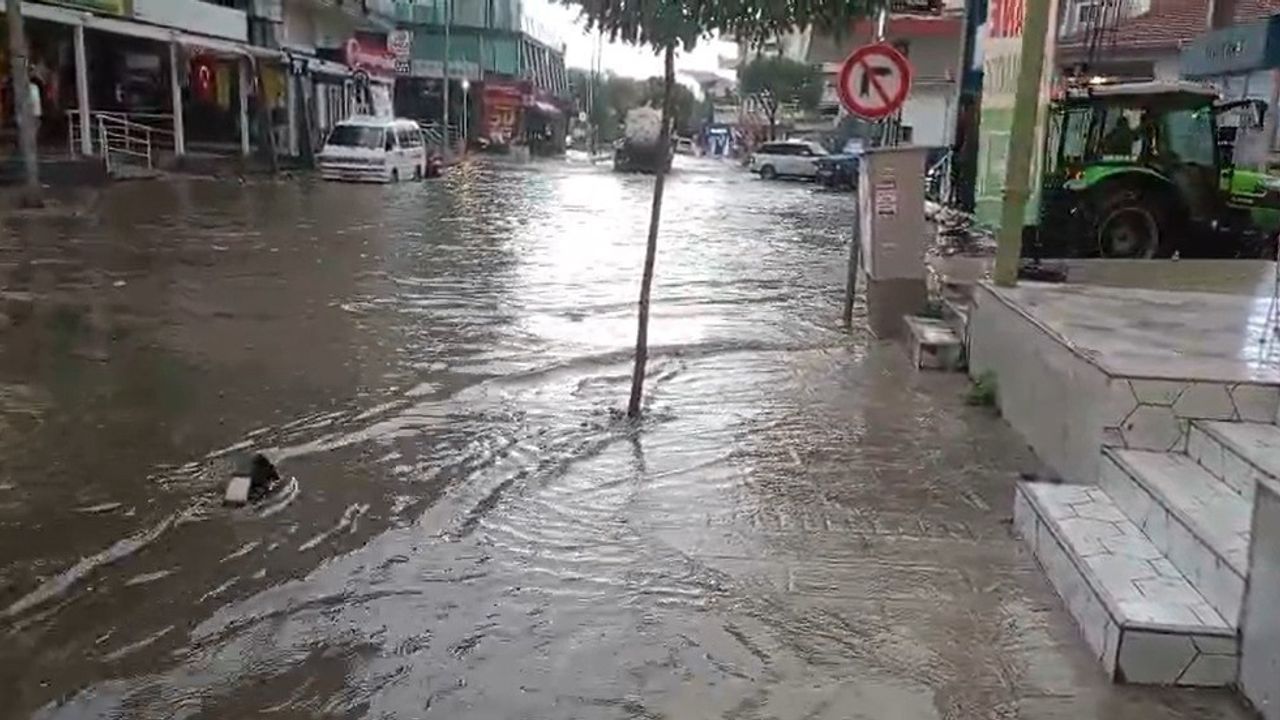 İzmir'in kuzeyinde kuvvetli sağanak: Aliağa, Foça, Dikili, Bergama