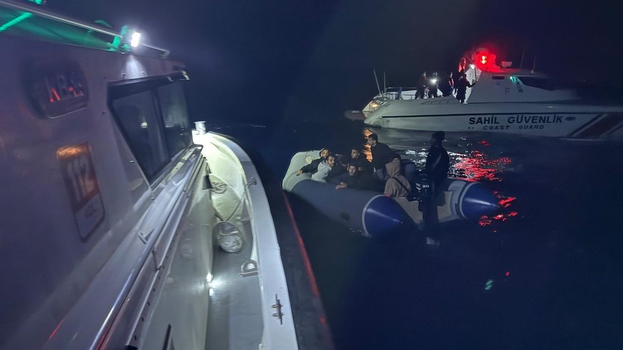 İzmir Seferihisar açıklarında iki operasyon: 27 yakalandı, 14 kurtarıldı