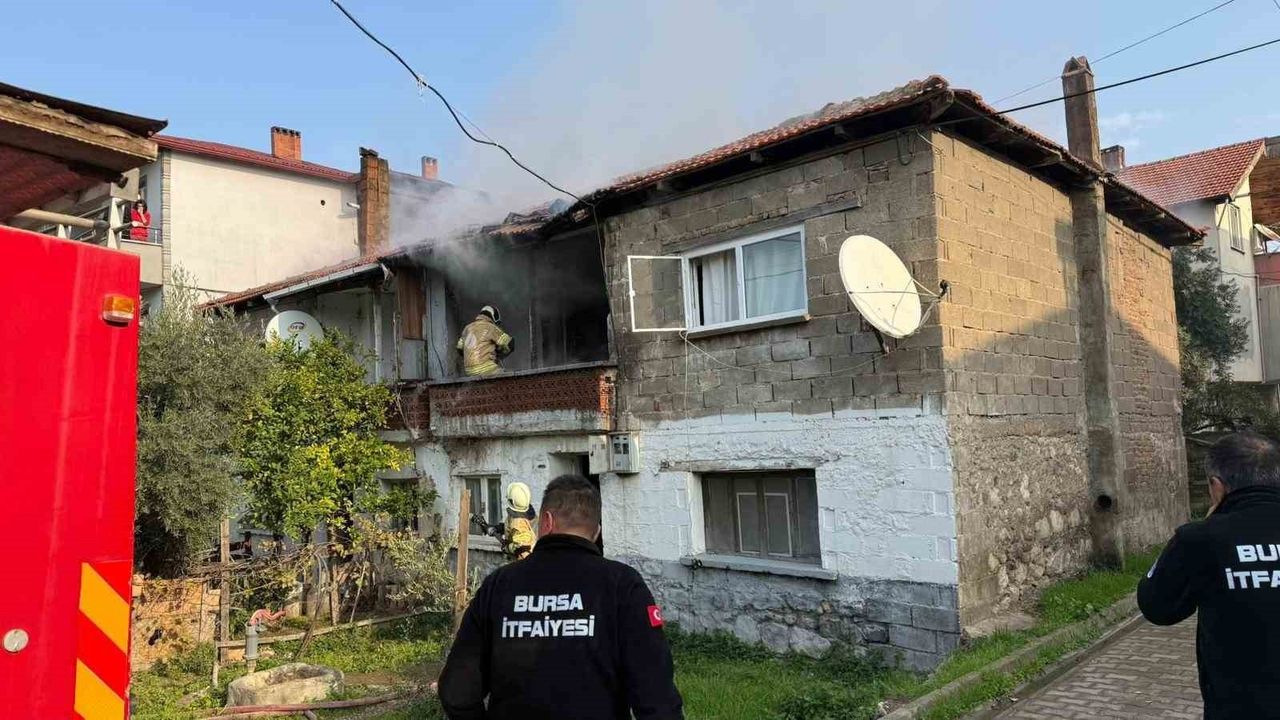 İznik’te iki katlı evde yangın paniği: Anne ve üç çocuğu kurtarıldı