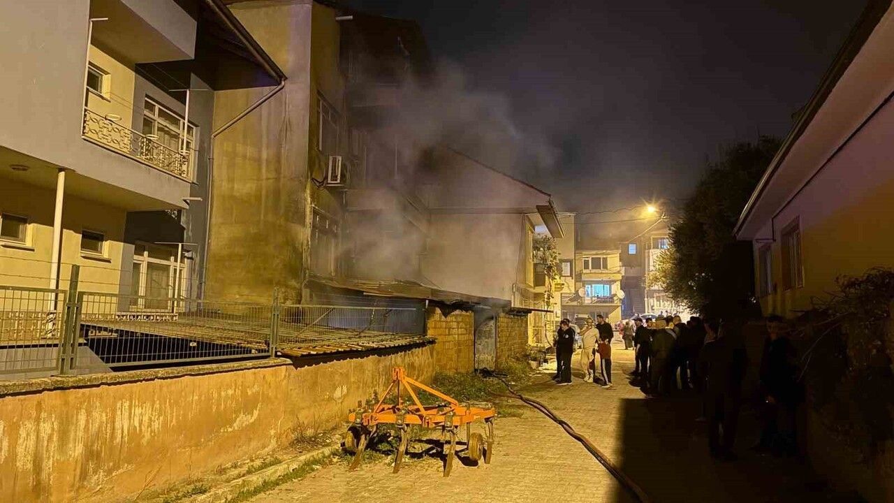 İznik'te üç katlı binada ardiye yangını: traktör kül oldu