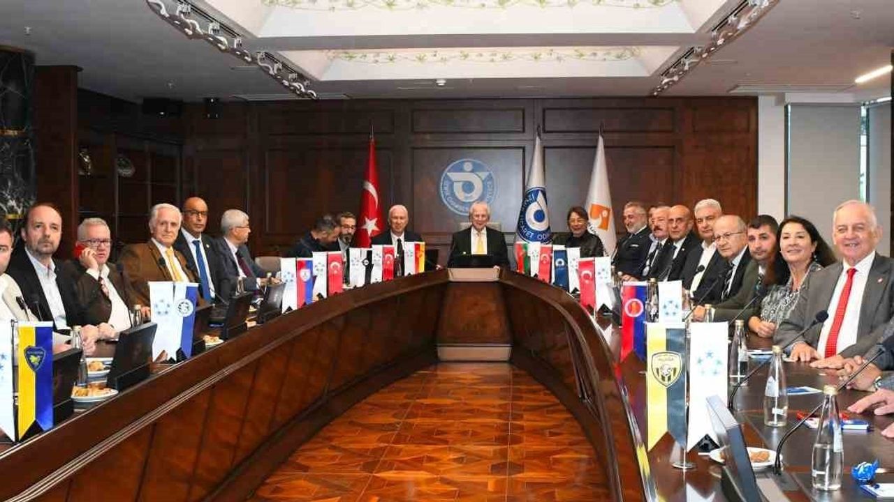 İZVAK toplantısında İzmir futbol kulüplerinin kent ekonomisine etkileri paylaşıldı