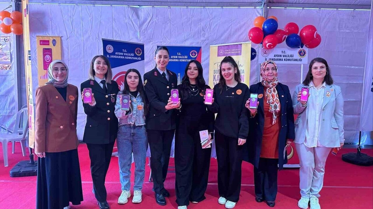 Jandarma, Atatürk Kent Meydanı’nda Kadına Yönelik Şiddet Farkındalığı Oluşturdu