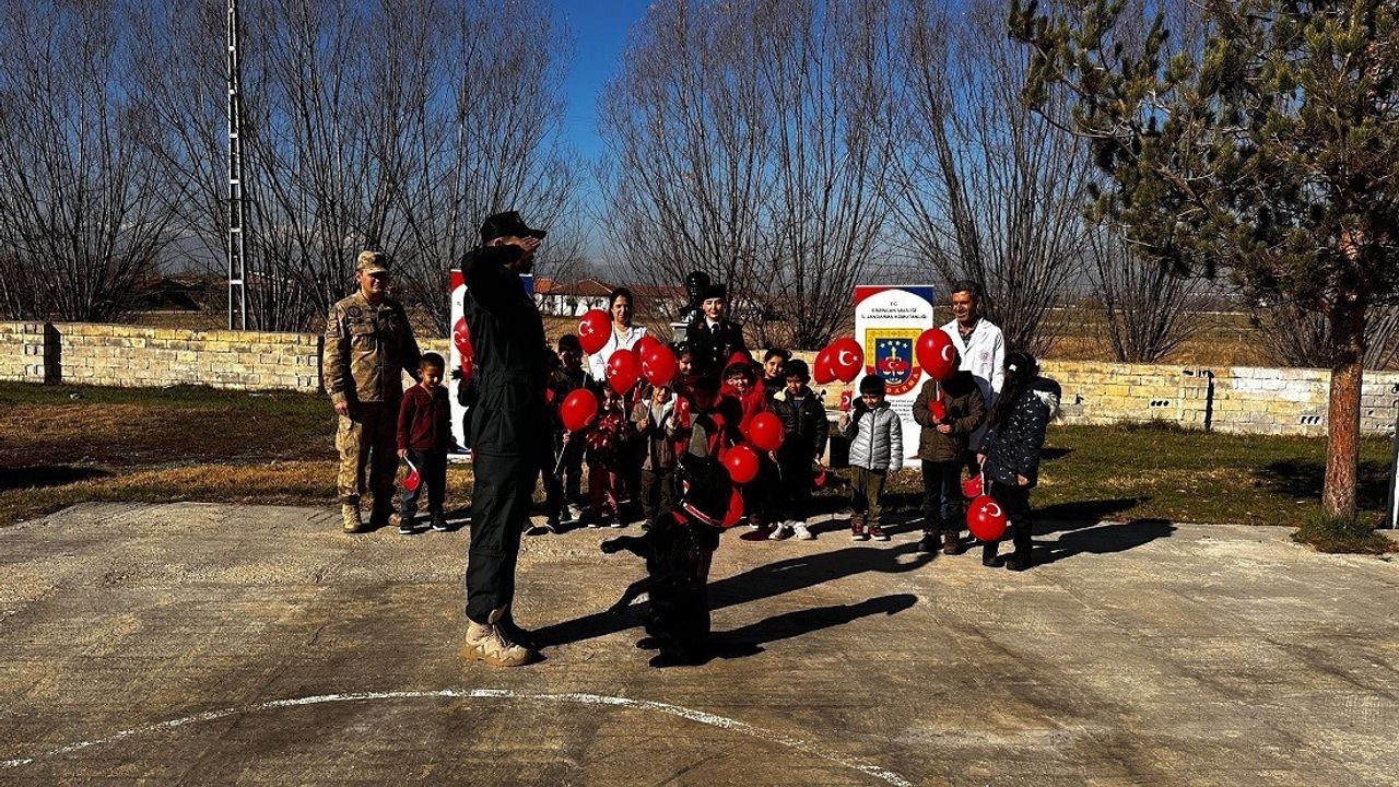 Jandarma'dan Karadiğin İlkokulu'na Çocuk Hakları Günü sürprizi