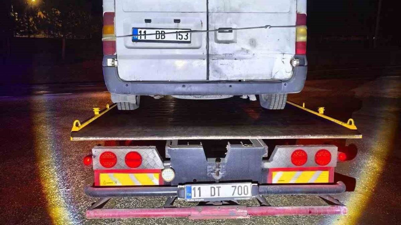 Jandarma Trafik Kontrolünde Yakalanan Minibüs Otoparka Çekildi