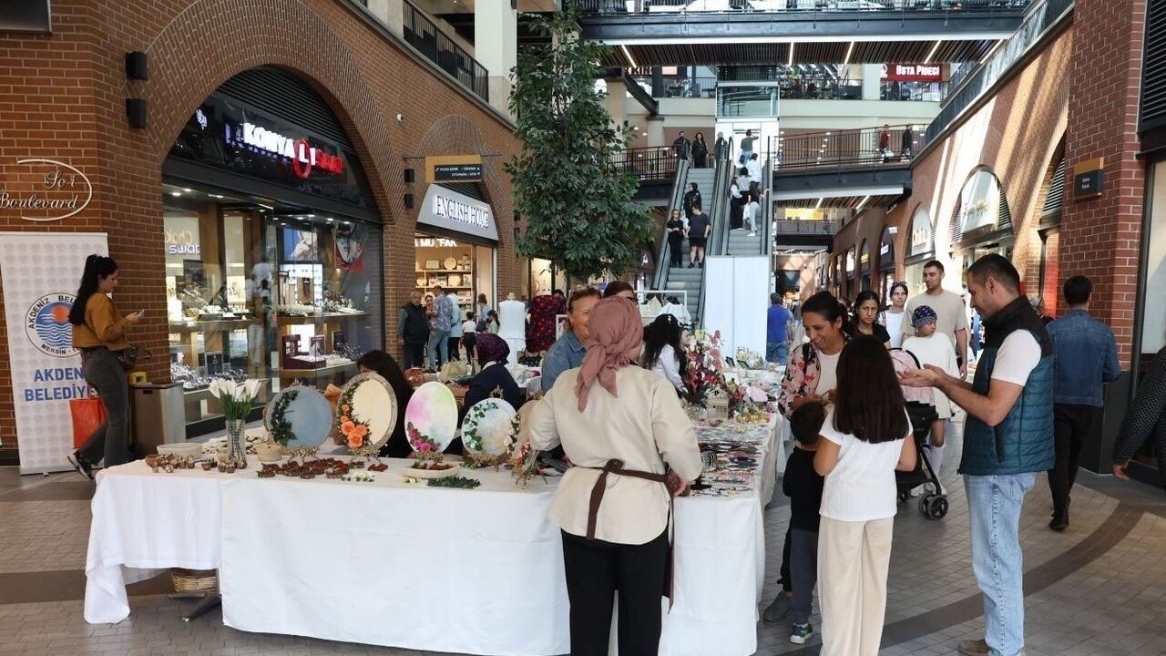 Kadın Kursiyerlerin 24 Kasım İçin Hazırladığı El Emeği Ürünleri AVM'de Sergileniyor