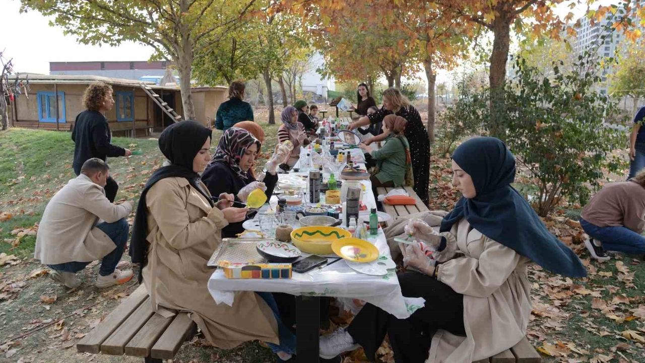 Kadınlar Atölyede Atıkları İşlevsel Ürünlere Dönüştürüyor
