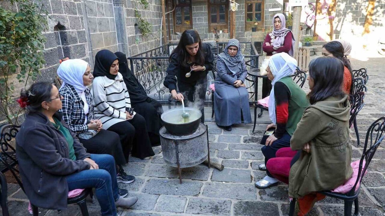 Kadınlar tıbbi bitkilerle doğal şifa karışımları hazırlamayı öğreniyor