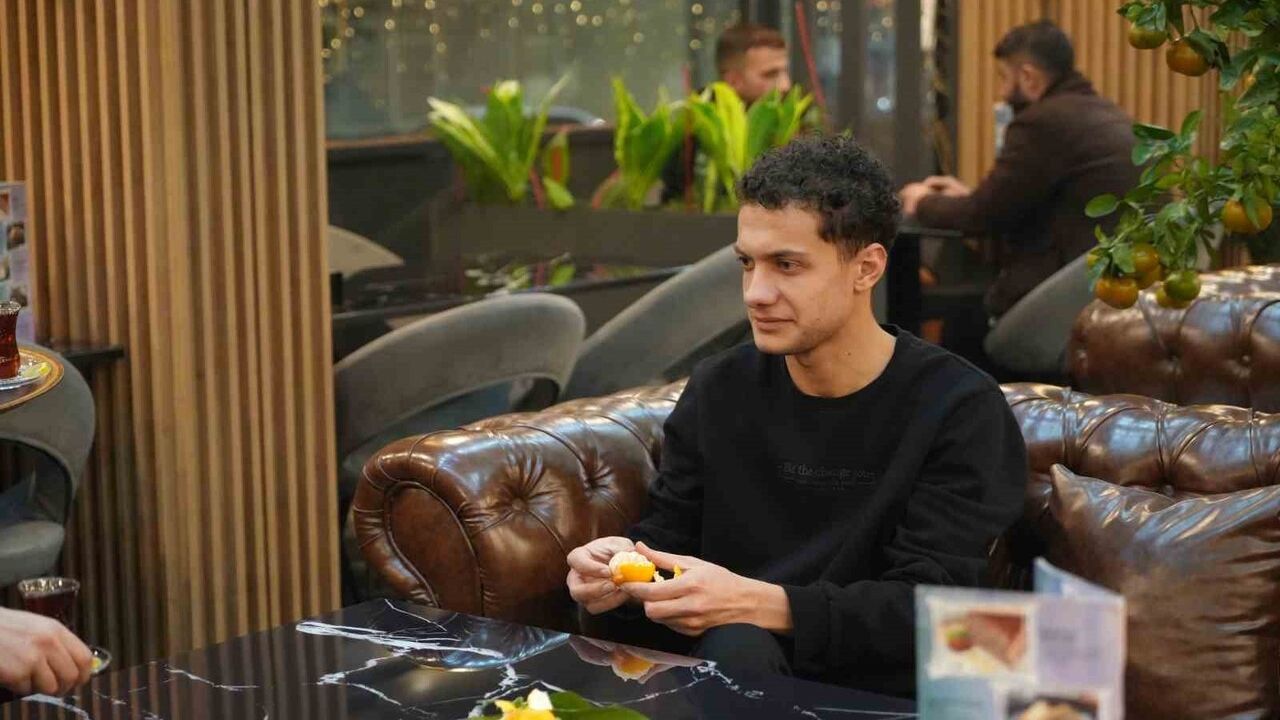 Kafede saksıda mandalina yetiştirip müşterilere ikram ediyor