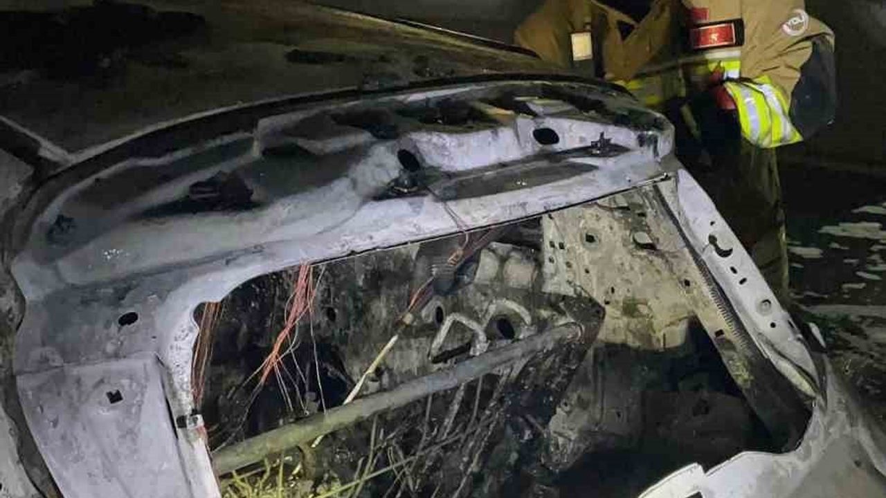 Kahramanmaraş’ta apartman otoparkında elektrikli otomobil alev aldı