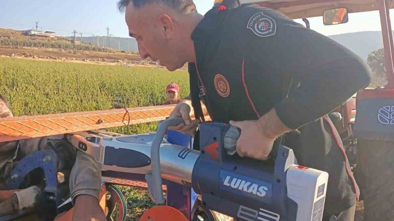 Kahramanmaraş’ta hortum sarma makinesine sıkışan işçi itfaiye tarafından kurtarıldı