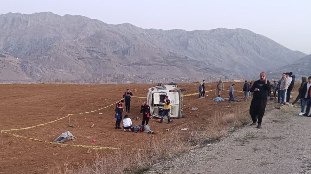 Kahramanmaraş'ta işçi servisinin takla atması sonucu 2 ölü, 7 yaralı