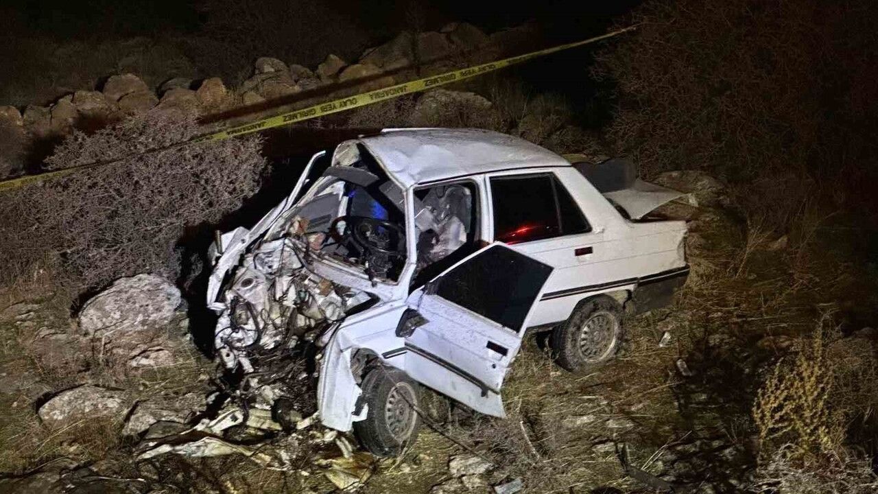 Kahramanmaraş'ta otomobil kayalıklara çarptı: 1 ölü, 1 ağır yaralı