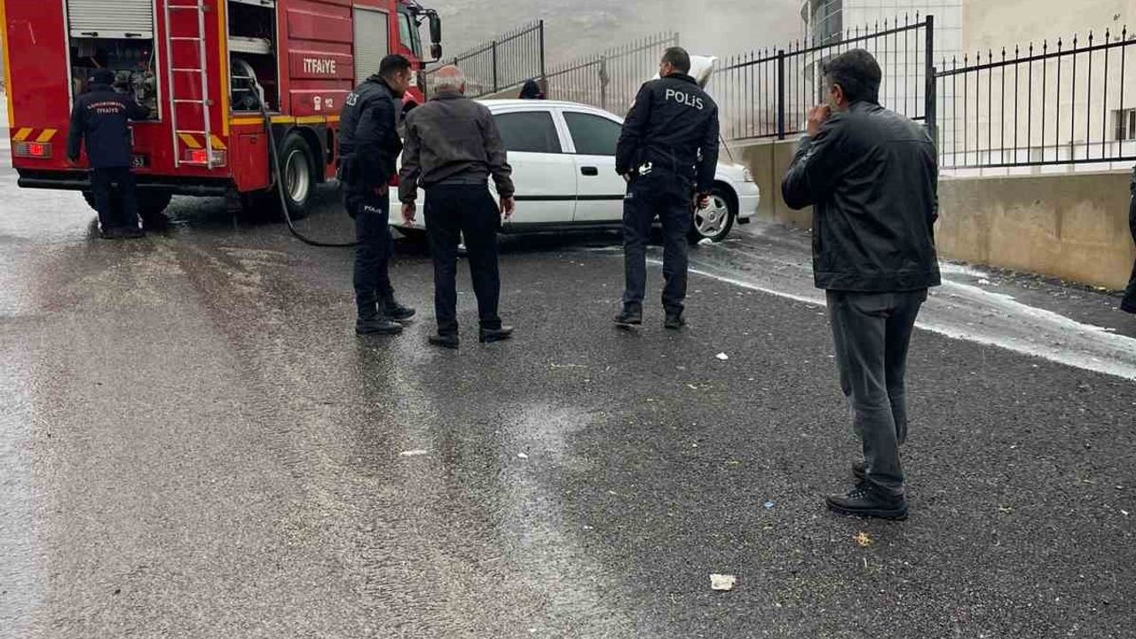 Kahramanmaraş'ta park halindeki Opel otomobil alev aldı