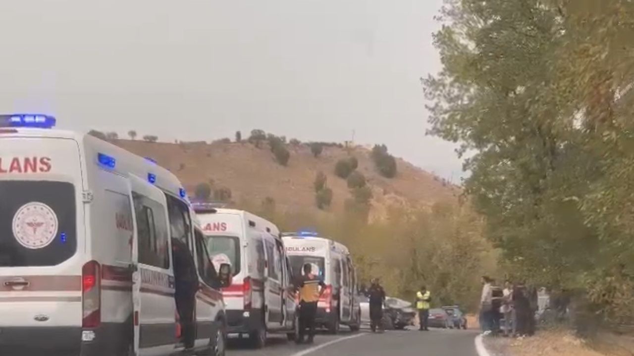 Kahta'da İki Otomobil Çarpıştı: 10 Kişi Yaralandı