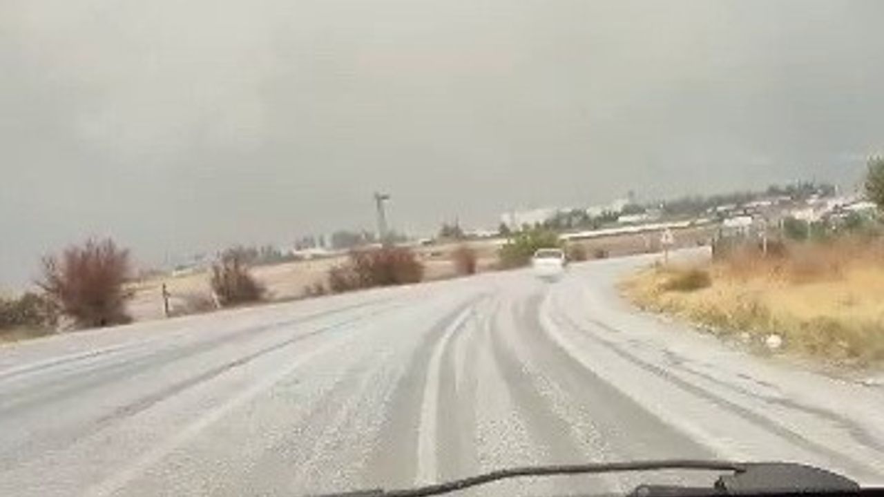 Kahta-Sincik yolunda aniden bastıran dolu yolları beyaza çevirdi