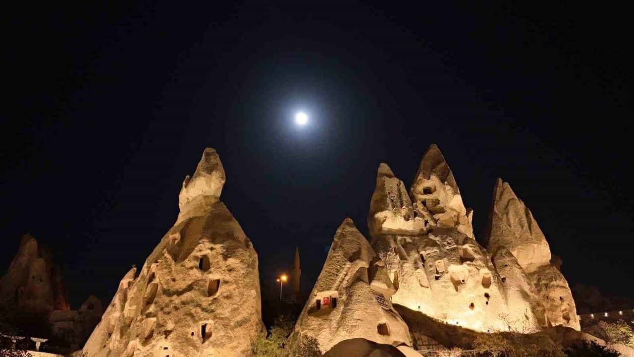 Kapadokya'da Kunduz Süper Ay Coşkusu