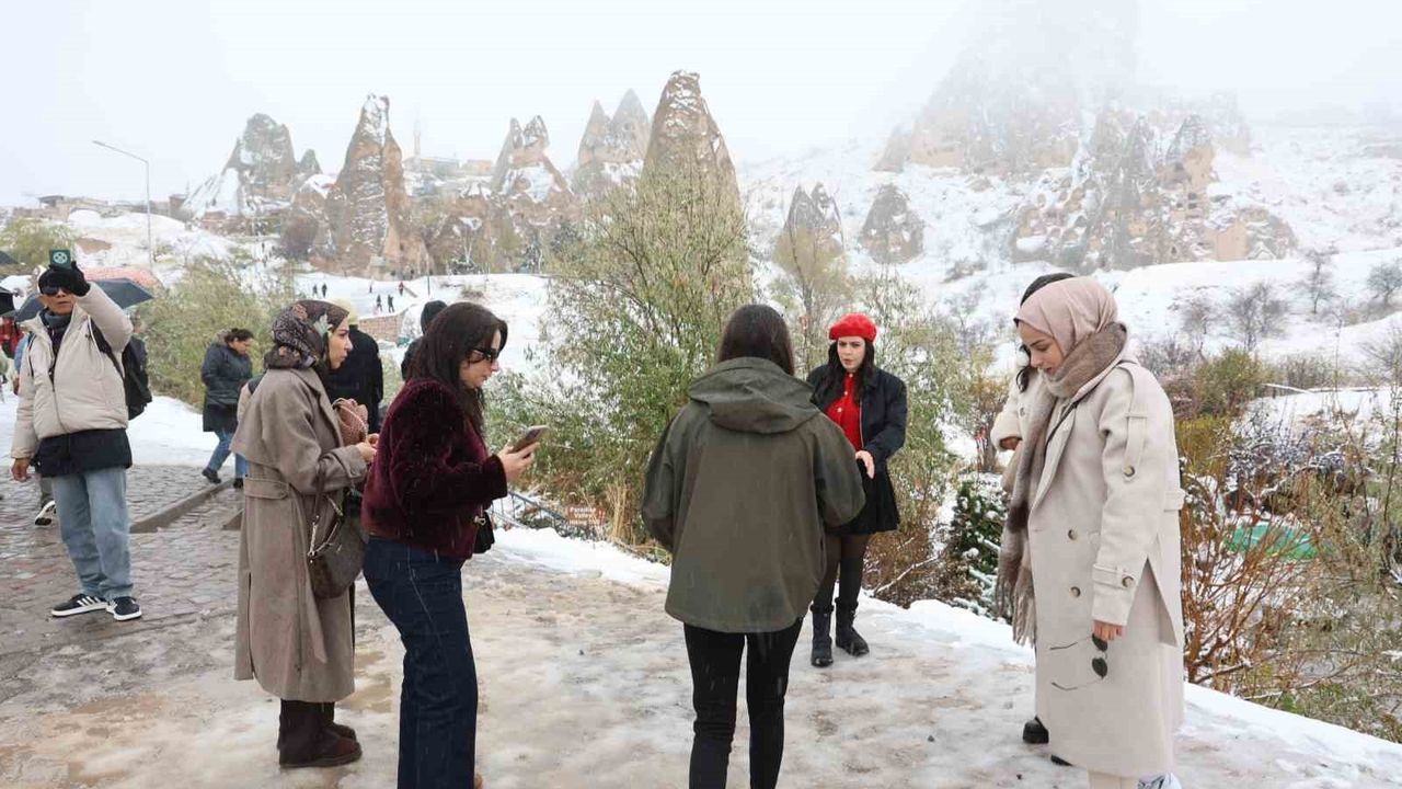 Kapadokya peribacaları mevsimin ilk karıyla bembeyaz oldu