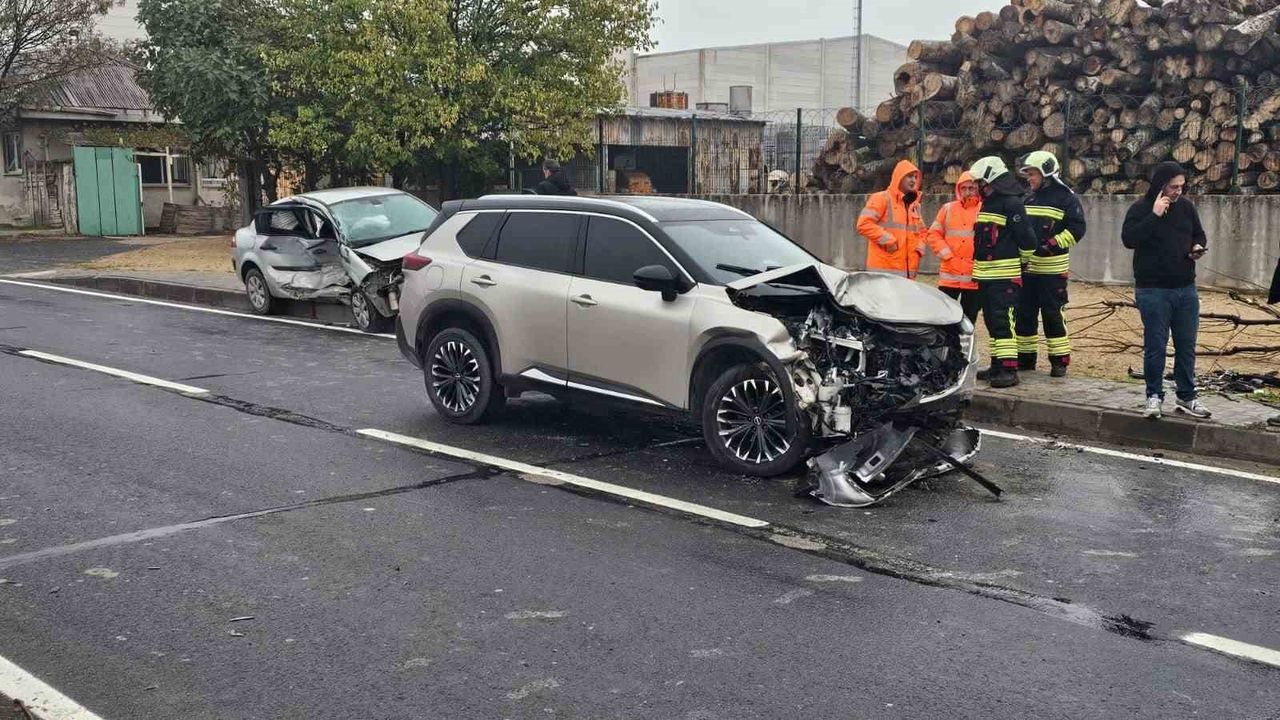 Kapaklı’da yağışta kayan otomobil karşı şeride geçerek çarpıştı: 1 yaralı